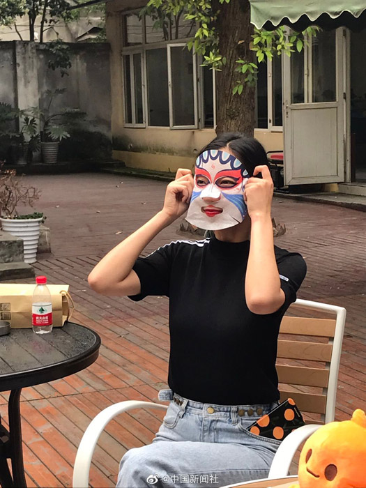 首发产品川剧变脸面膜,其图案元素就来自极具代表性的川剧脸谱.