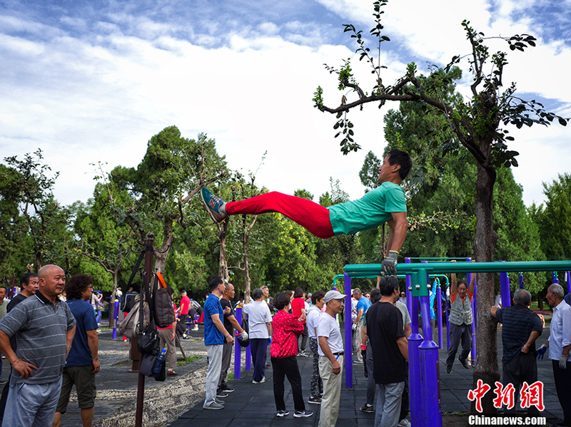 "天坛大爷"亮绝活 引外国游客驻足欣赏