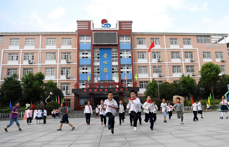 重访中国第一所希望小学——金寨县希望小学