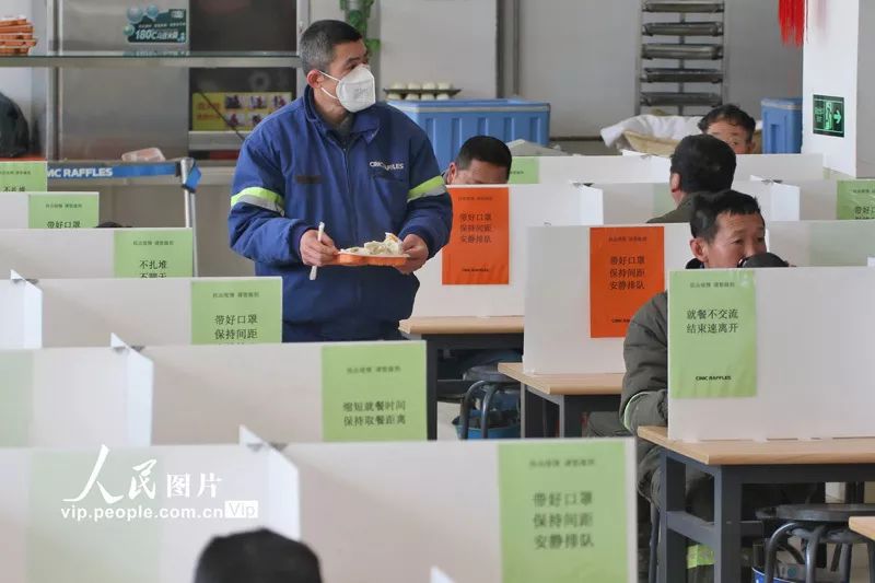 山东烟台:复工企业安装餐桌隔断防范疫情