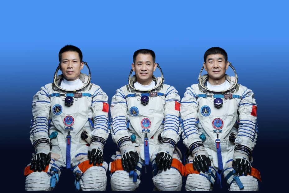 中国空间站首批三名航天员正式亮相